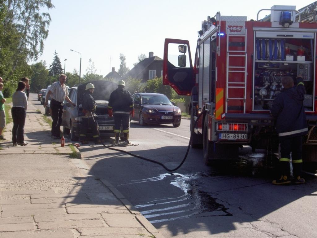 Brīvdienās deg auto un saimniecības ēka