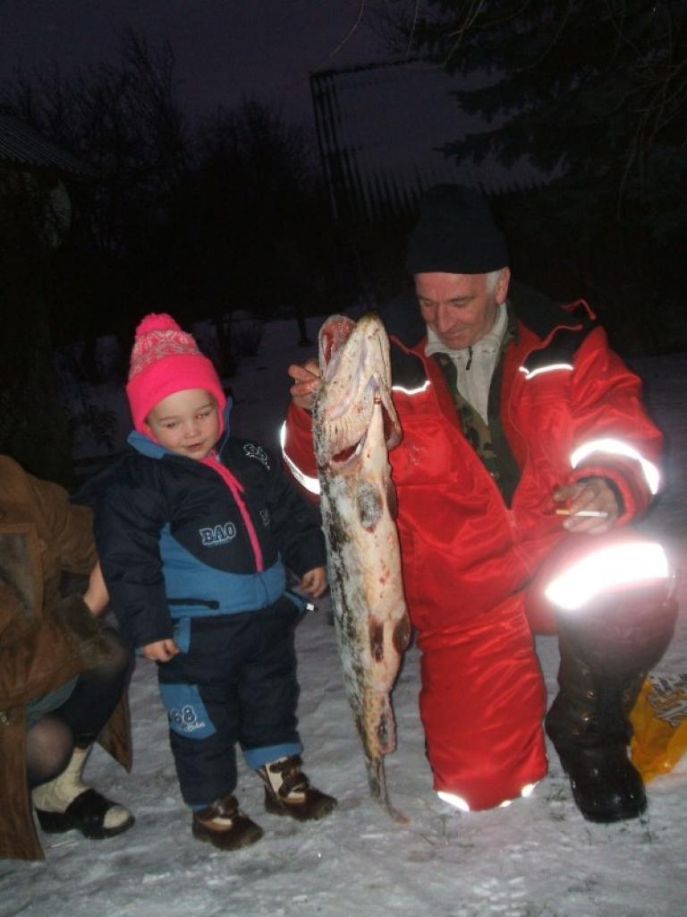 Noķer lielu līdaku