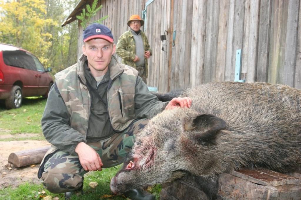 Pirmajā kolektīvo medību dienā nomedī lielu meža kuili un aļņu bulli