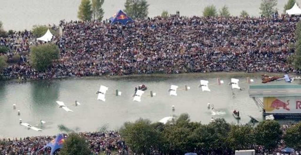 Pirmo reizi Latvijā - pašdarināto lidaparātu konkurss “Red Bull Flugtag”