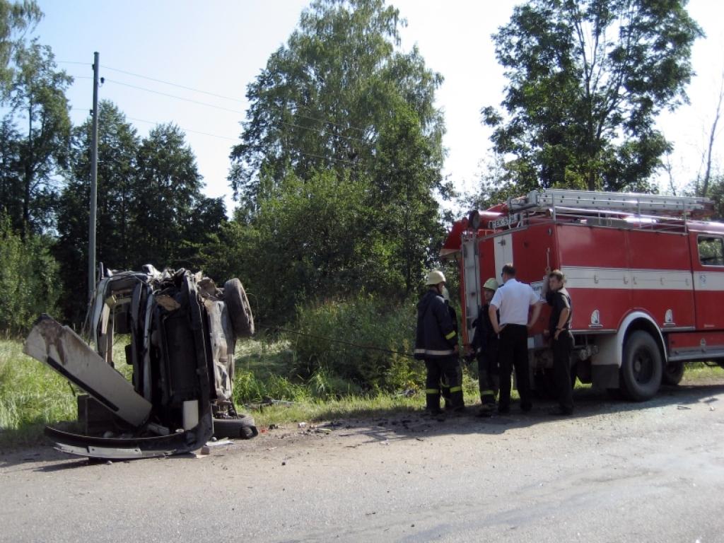 Divu automašīnu sadursmē iet bojā pasažieris