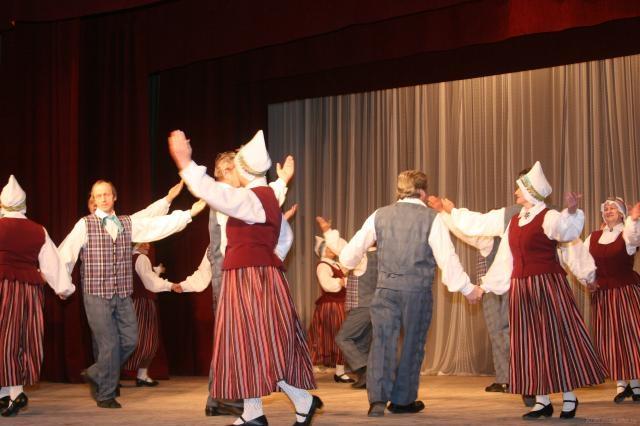 Gulbenes kultūras centrā - senioru deju kopas "Vērdiņš" 10 gadu jubilejas koncerts