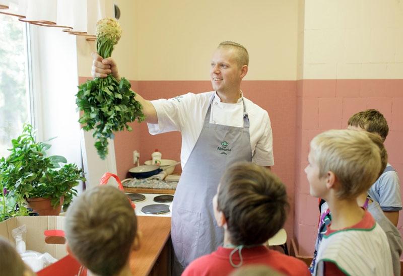 Skolēni Aikāgaršo šefpavāra vadībā mācās gatavot rudens dārzeņu zupas