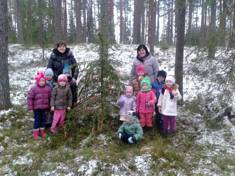 Galgauskas bērni rotā egli zaķēniem, tiekas ar rūķīšiem un...
