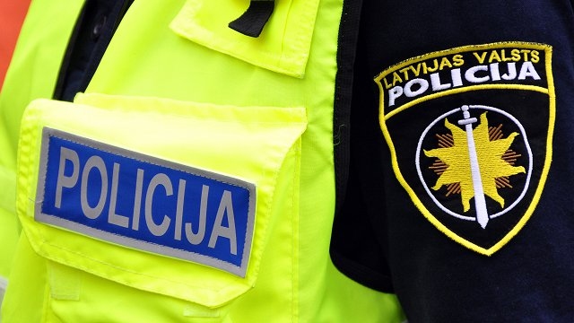 Valsts policijas darbiniekiem traucē noformēt administratīvā pārkāpuma protokolu