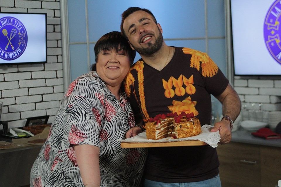 FOTO un VIDEO: Roberto un Anda Graumane rāda, kā gatavot Tirzas medus kūku