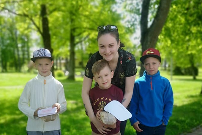 Skolēni dāvina maizīti nejauši Gulbenē satiktajām ģimenēm