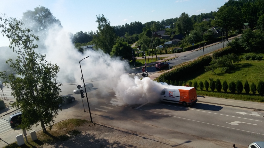 FOTO: Gulbenē aizdegas mikroautobuss (papildināts)