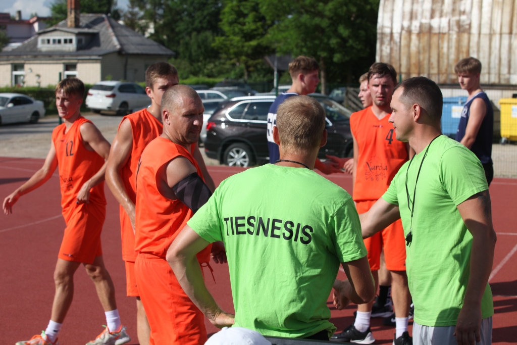 Basketbola turnīrā “Vasaras līga 2021” Gulbenē iet karsti