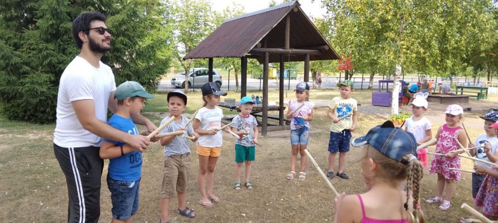 Gulbenes bērnudārzā "Auseklītis" aktīvi darbojušies brīvprātīgie jaunieši no Serbijas un Itālijas