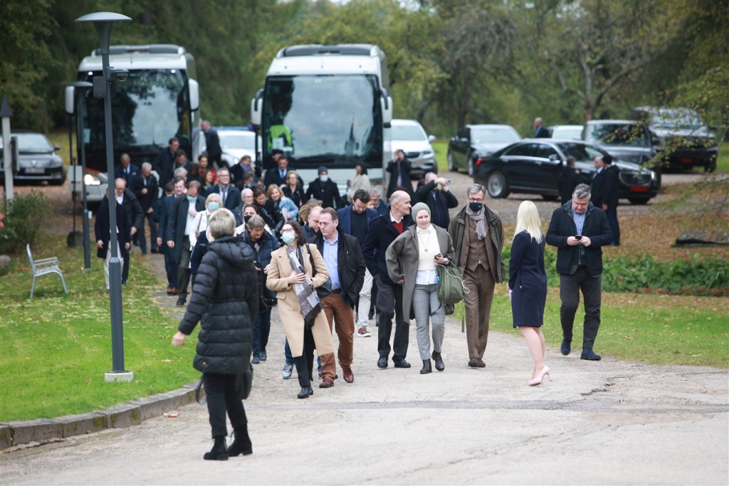 Ārvalstu vēstnieki apmeklē Stāmerienas pili