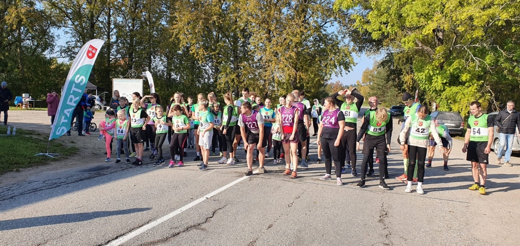 Rankas apļus izskrien 64 dalībnieki