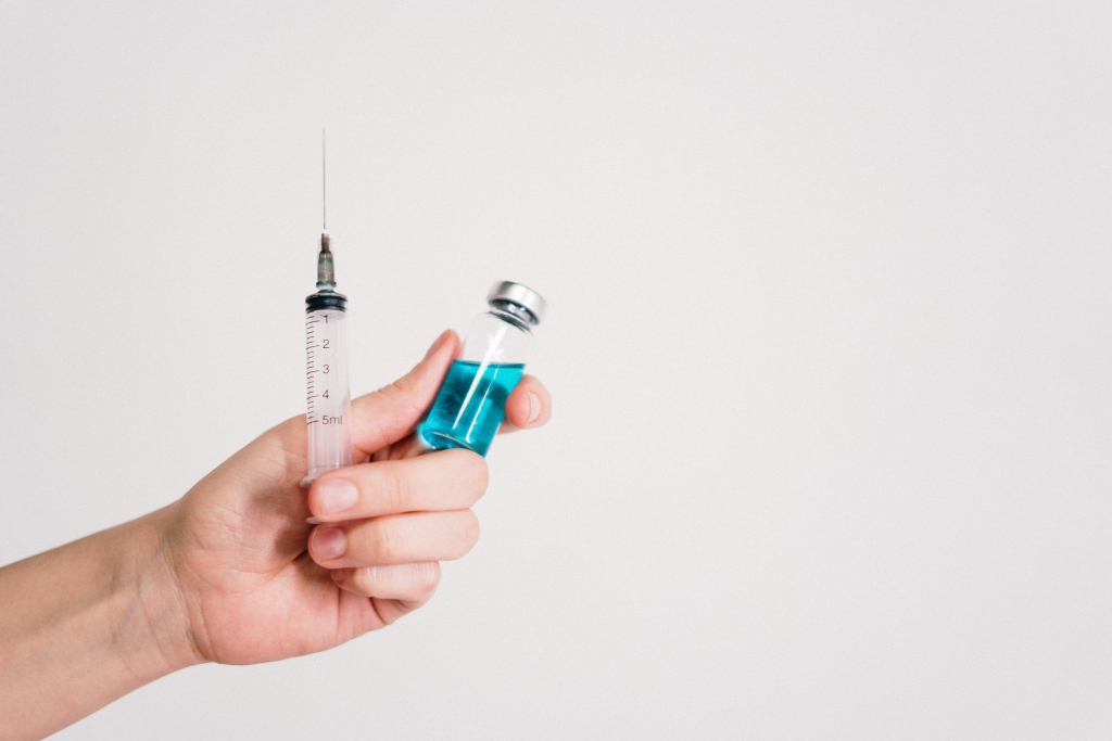 Kompensāciju izmaksās par vidēji smagām un smagām komplikācijām pēc Covid-19 vakcīnas