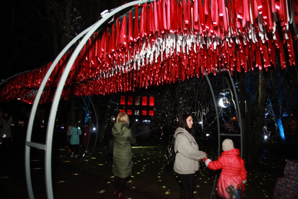 FOTO: Gaismas stāsts "Latvija" Gulbenes centrālajā skvērā 18.novembrī